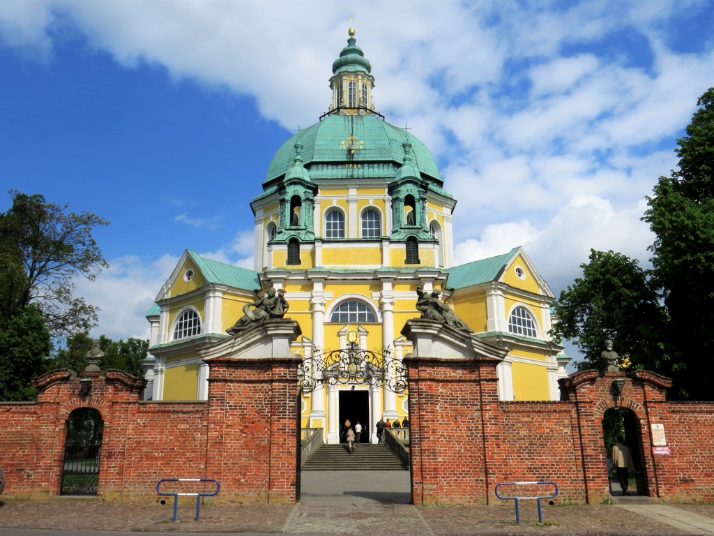 Bazylika w Gostyniu. Widok od frontu na fasadę z wielką kopułą.