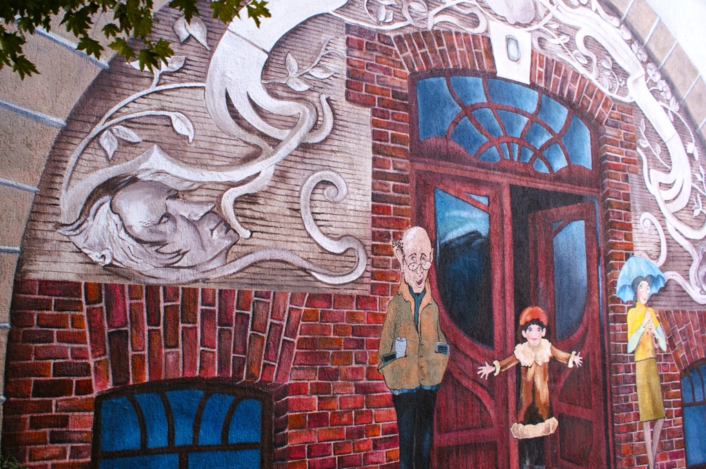 mural z bohaterami książek Musierowicz