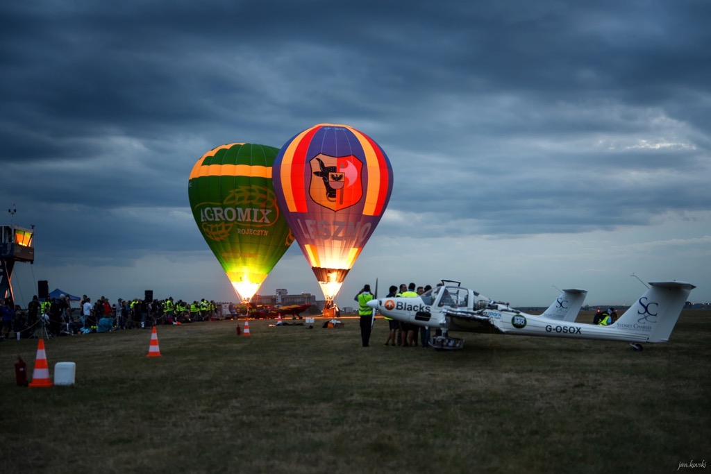 kolorowe balony na tle nocnego nieba