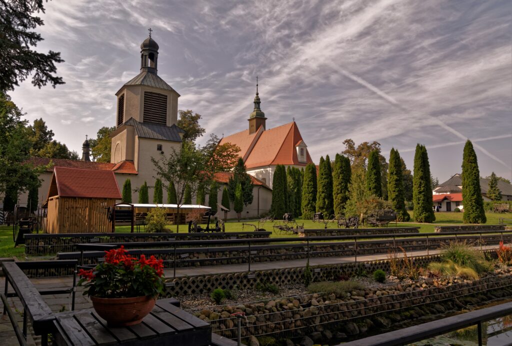 Łobżenica 001__Sanktuarium w Górce Klasztornej__Kościół i klasztor otoczone ogrodami
