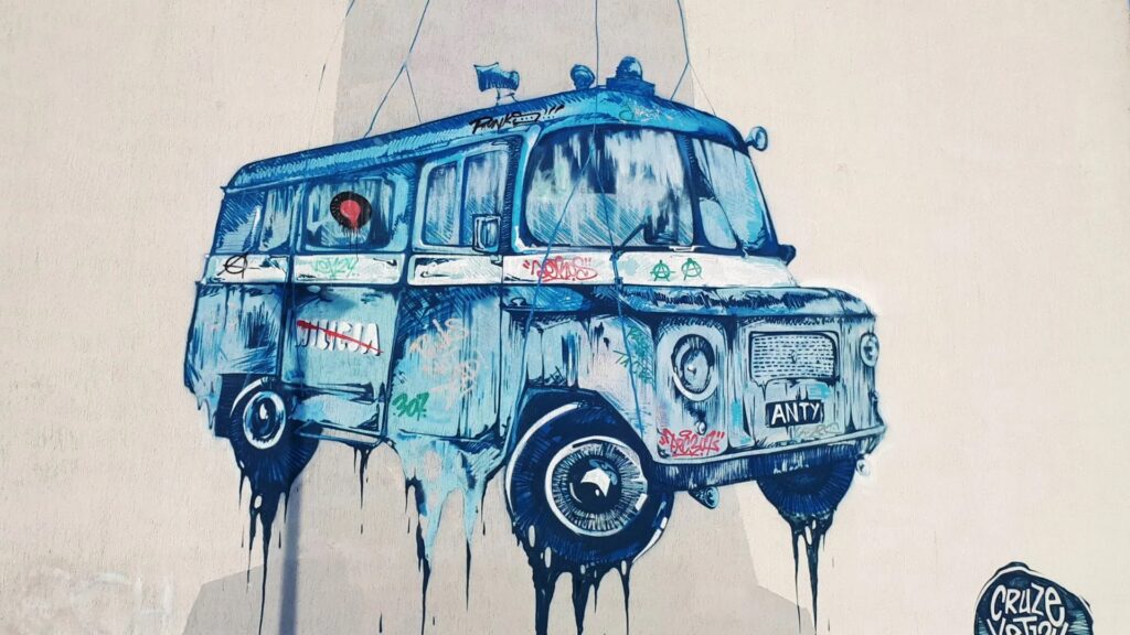 mural z milicyjną nysą