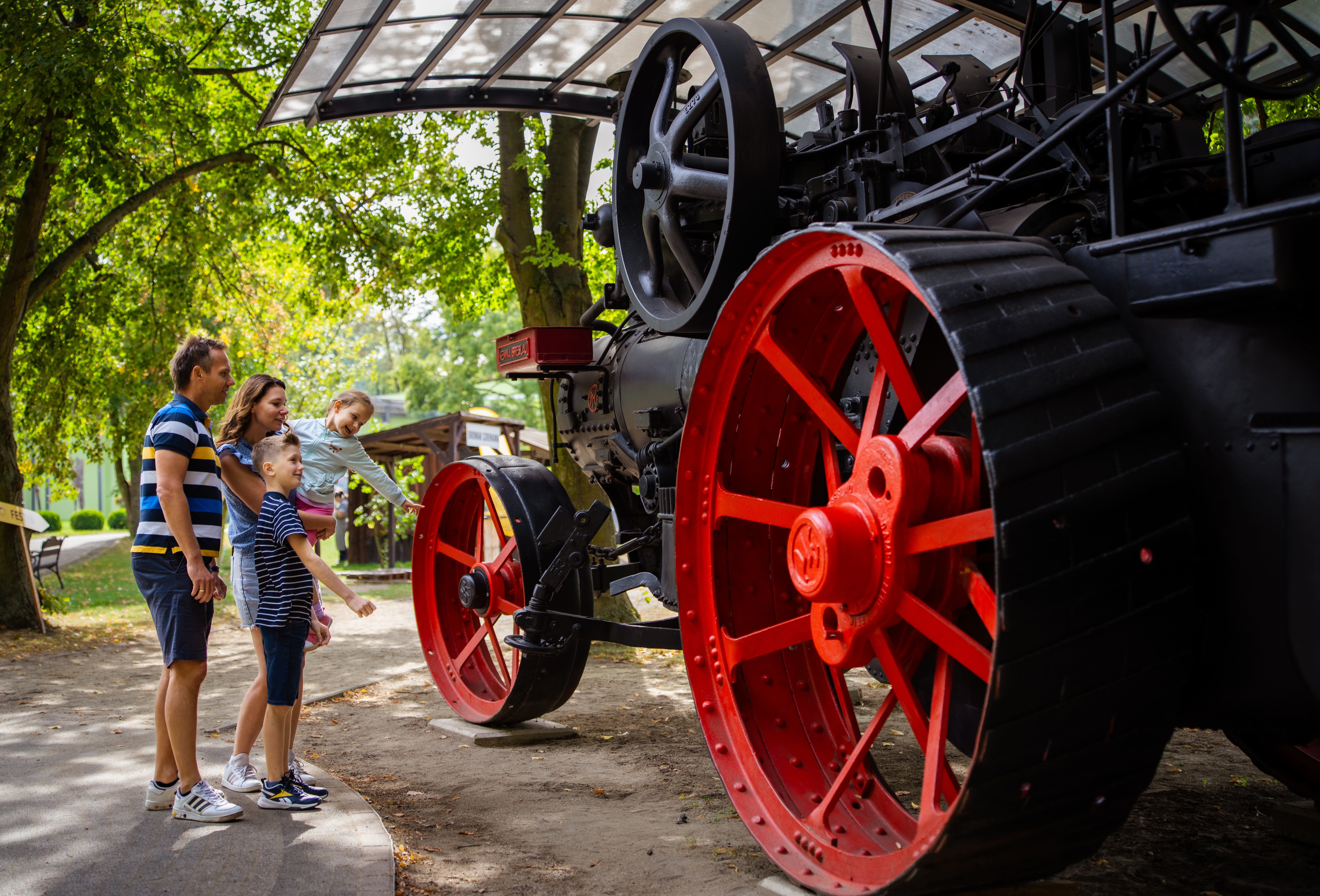 Muzeum w Szreniawie - rodzina z dziećmi obok parowej lokomobili
