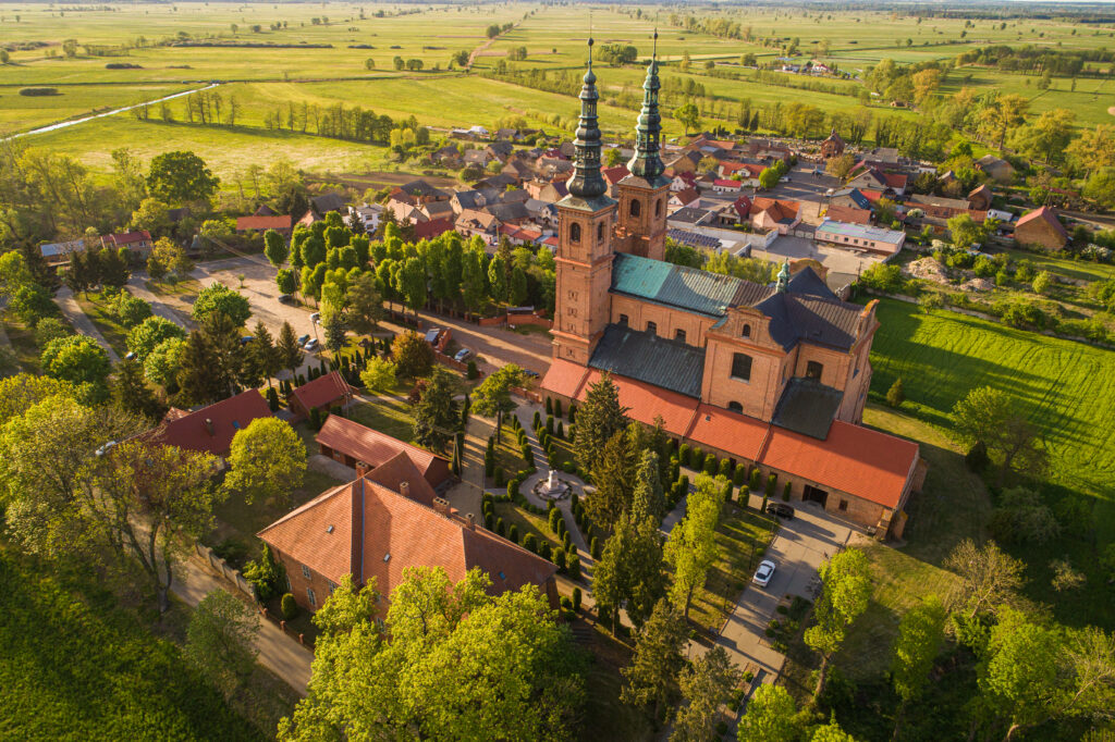 okazały kościół i klasztor
