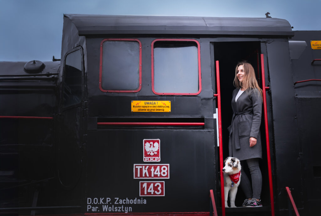 Psy 003__Parowozownia Wolsztyn Fot. Kadr na 4 łapy__Zwiedzanie parowozwoni z psem