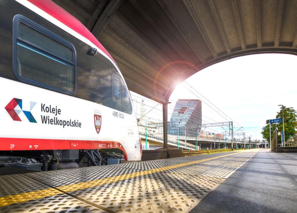 Koleje Wielkopolskie - szynobus w czerwono białych barwach na stacji