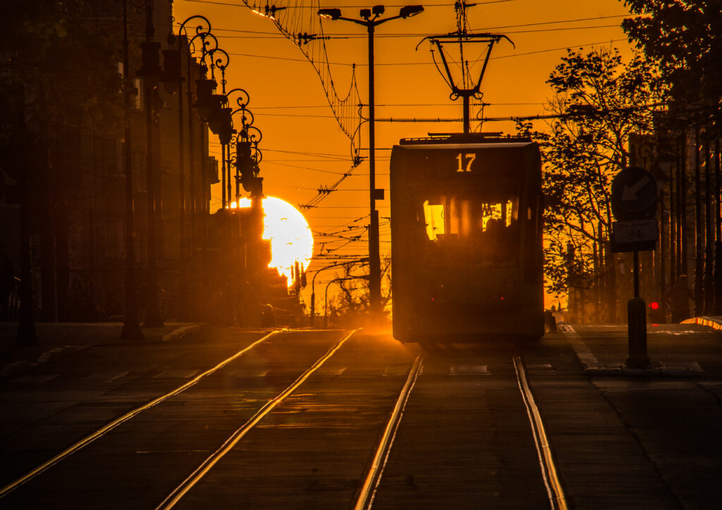 Tramwaj w Poznaniu przy zachodzie słońca